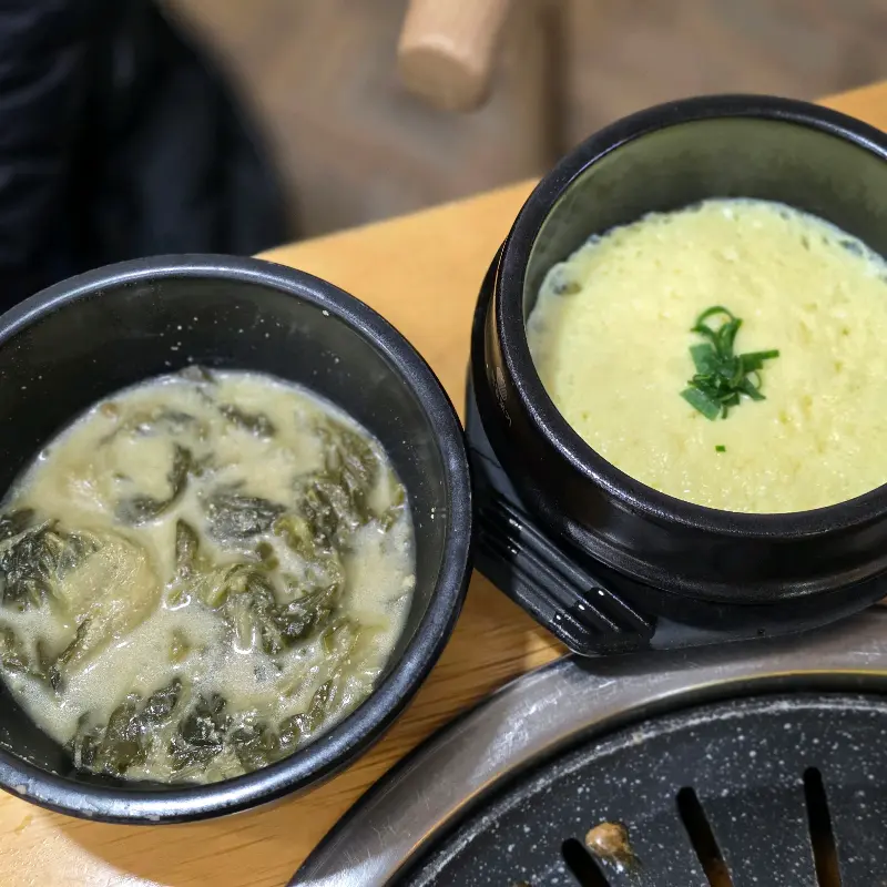 함께 제공되는 부드러운 계란찜과 우거지국