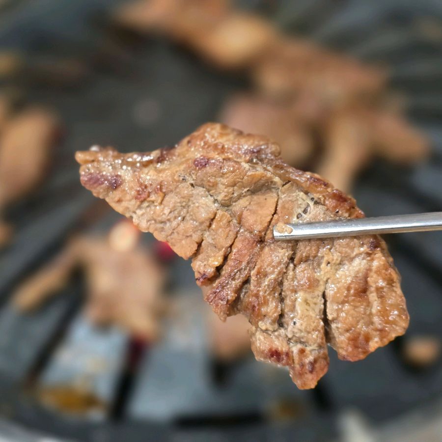 젓가락으로 집은 돼지갈비