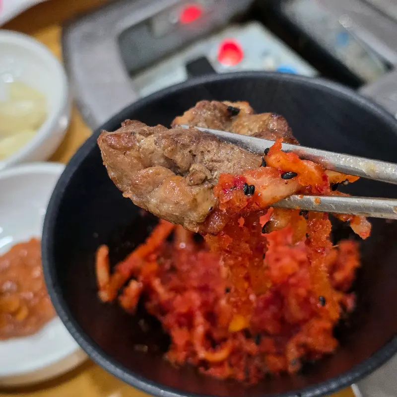 무생채와 함께 먹는 돼지갈비