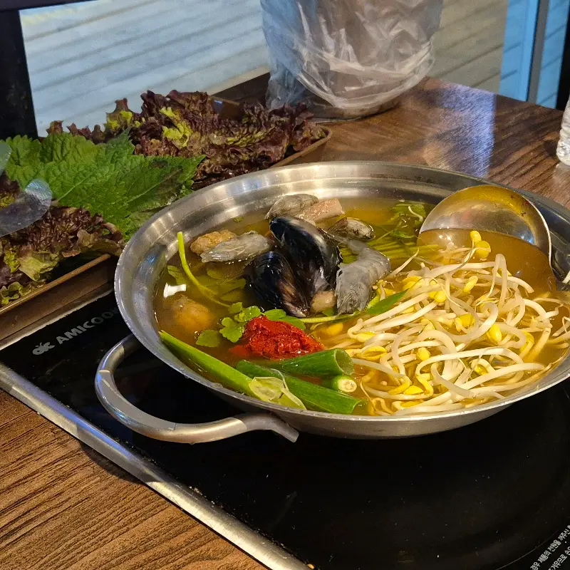 해물이 가득한 전골 뚝배기