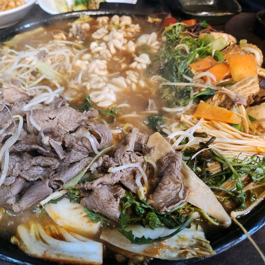 소고기와 해산물이 어우러진 물갈비