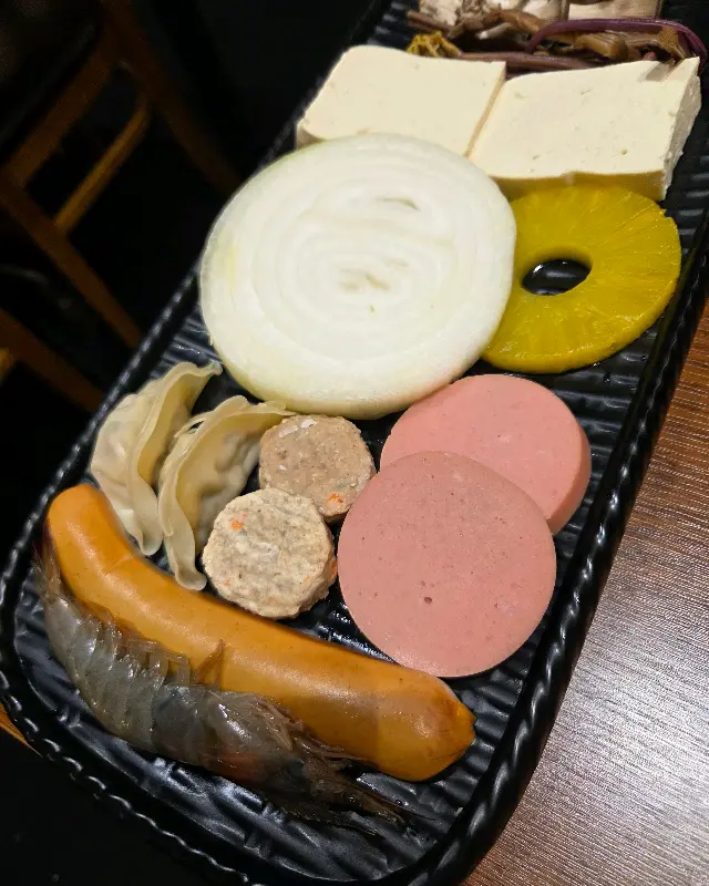 솥뚜껑 가운데 놓인 계란찜과 된장찌개의 모습