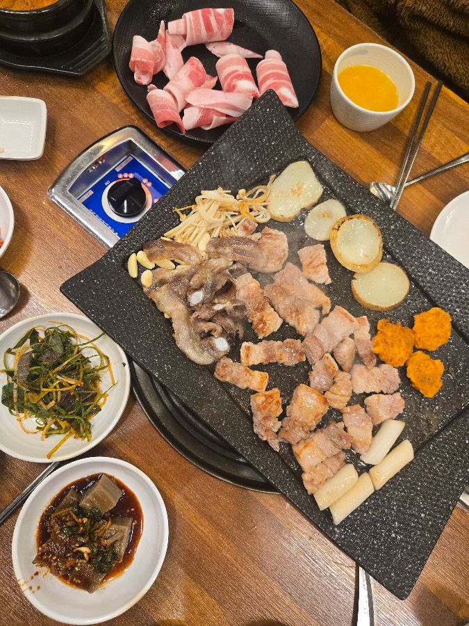 불판 위에서 맛있게 구워지고 있는 고기