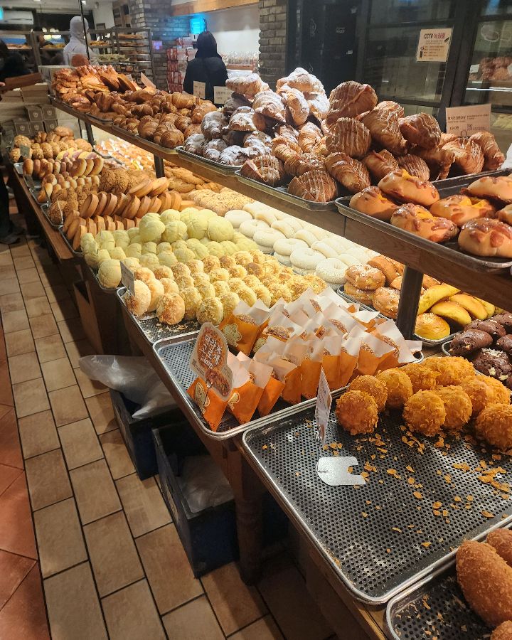 다양한 빵들이 진열된 모습