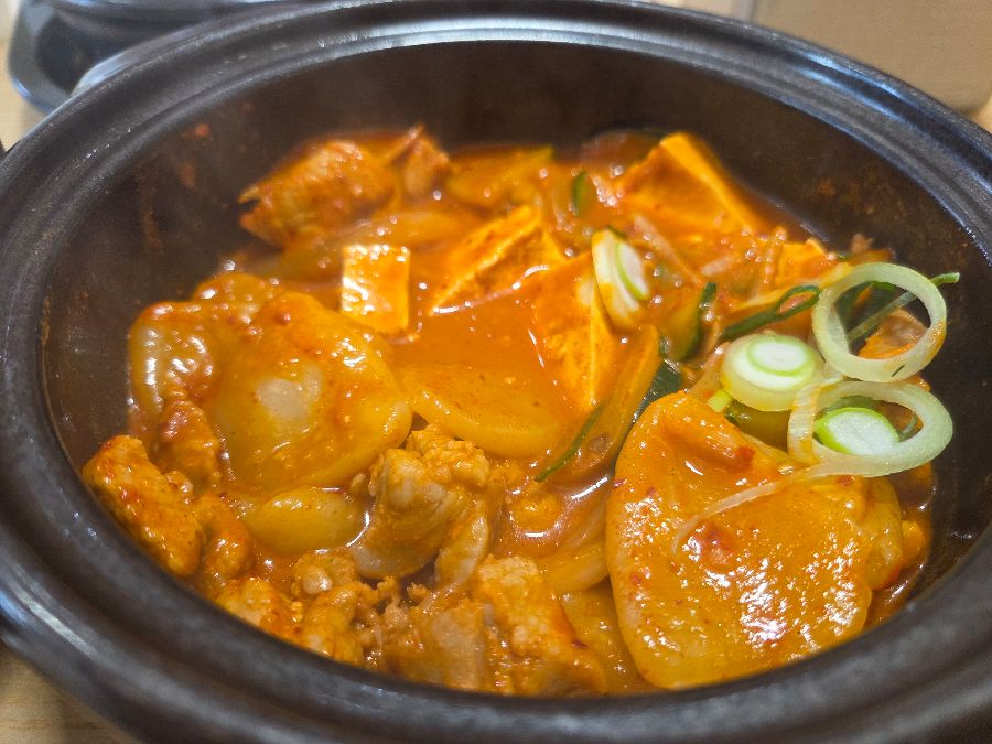 밥장인 돼지찌개 홍대점의 깔끔한 상차림