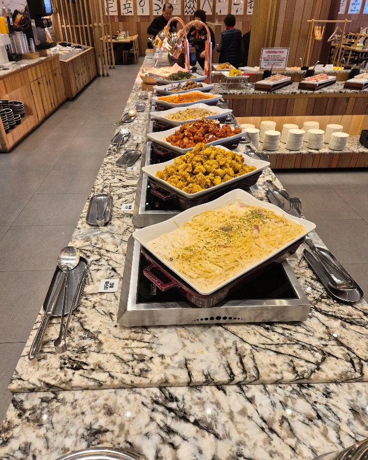 다양한 샐러드바 메뉴