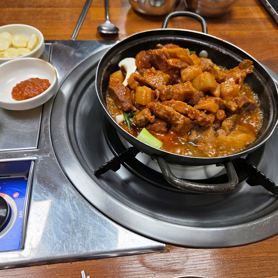 푸짐한 김치주물럭 한 상