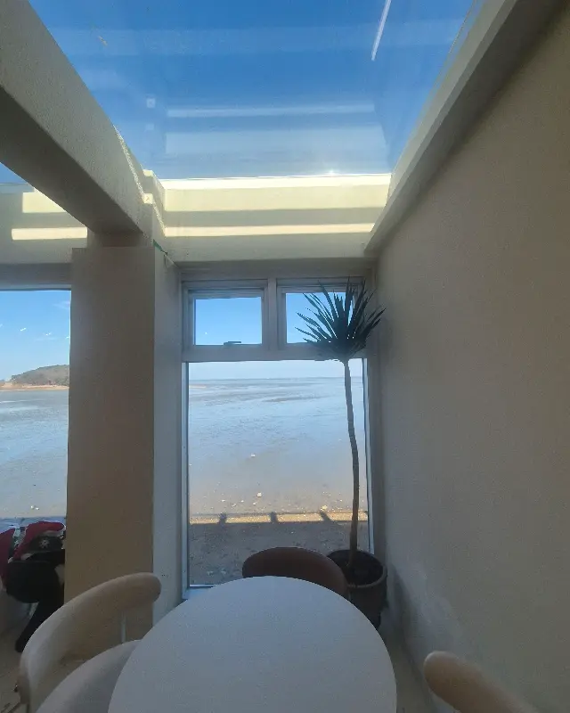 카페 내부의 좌석과 바다 풍경