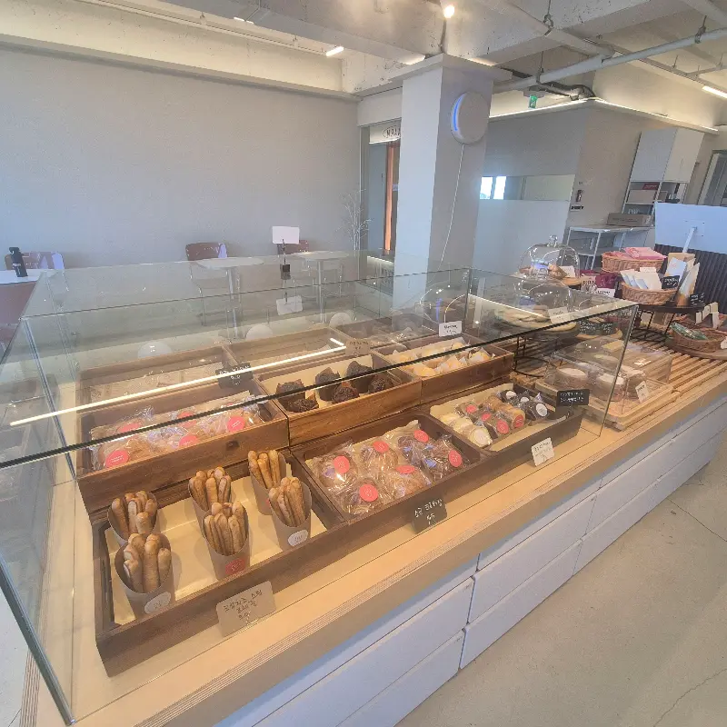 다양한 빵과 케이크가 진열된 쇼케이스