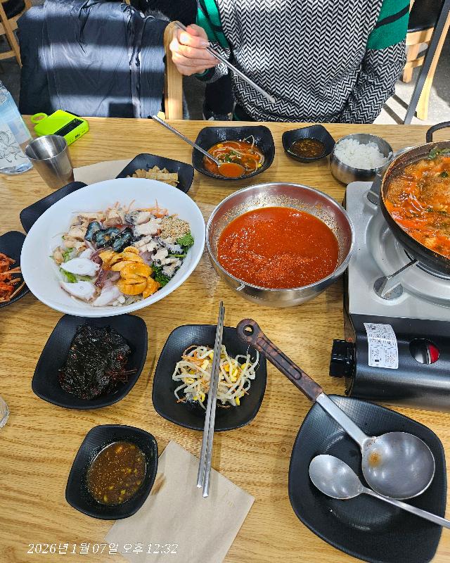 다채로운 밑반찬과 물회