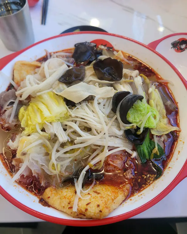 마라탕에 다양한 재료를 추가한 모습