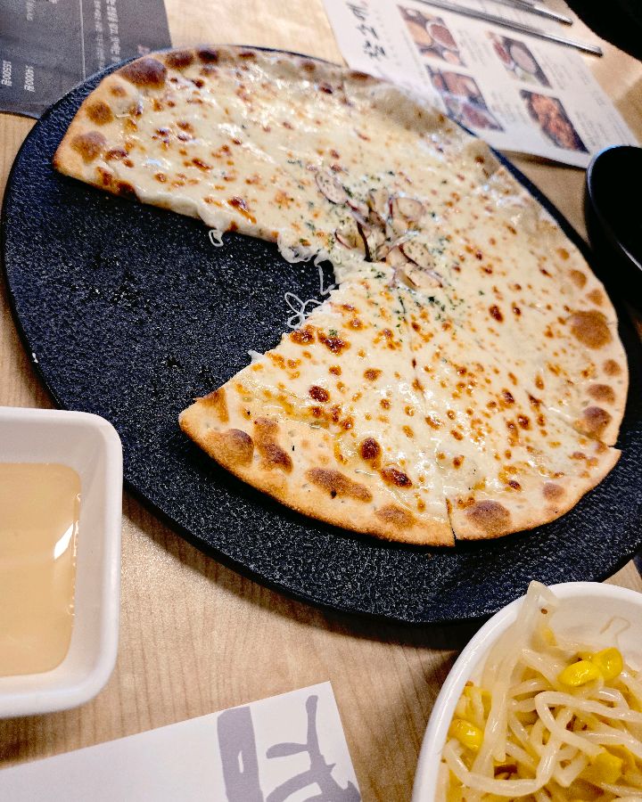 꿀에 찍어 먹는 고르곤졸라 피자