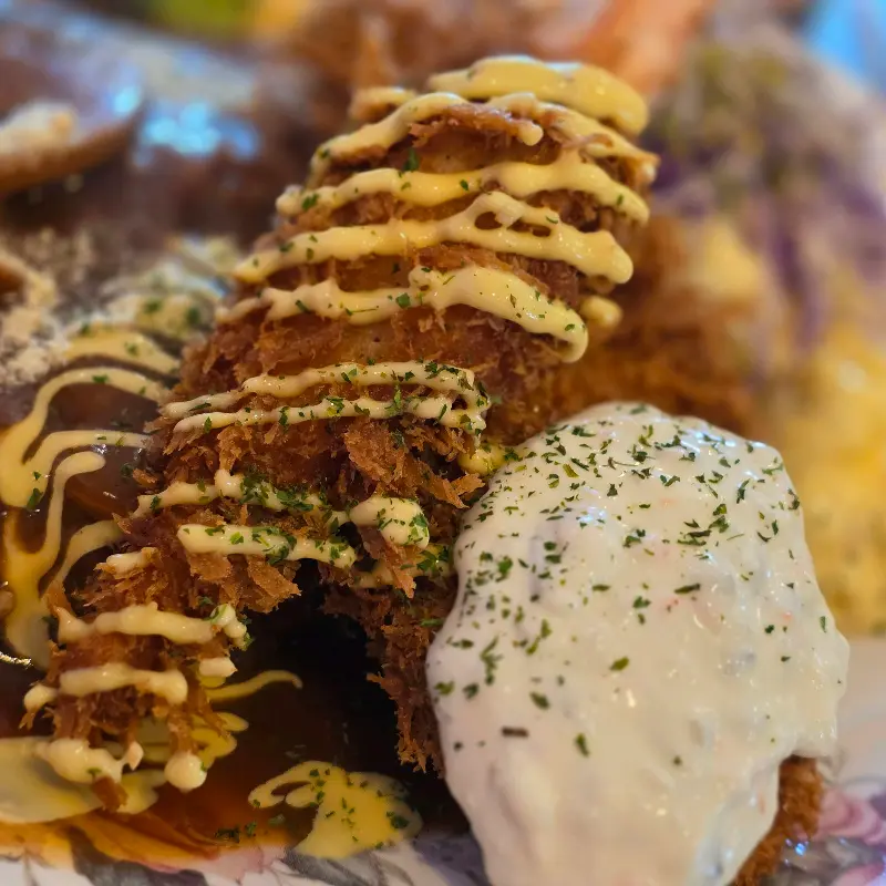 마요네즈와 파슬리 가루가 뿌려진 돈까스