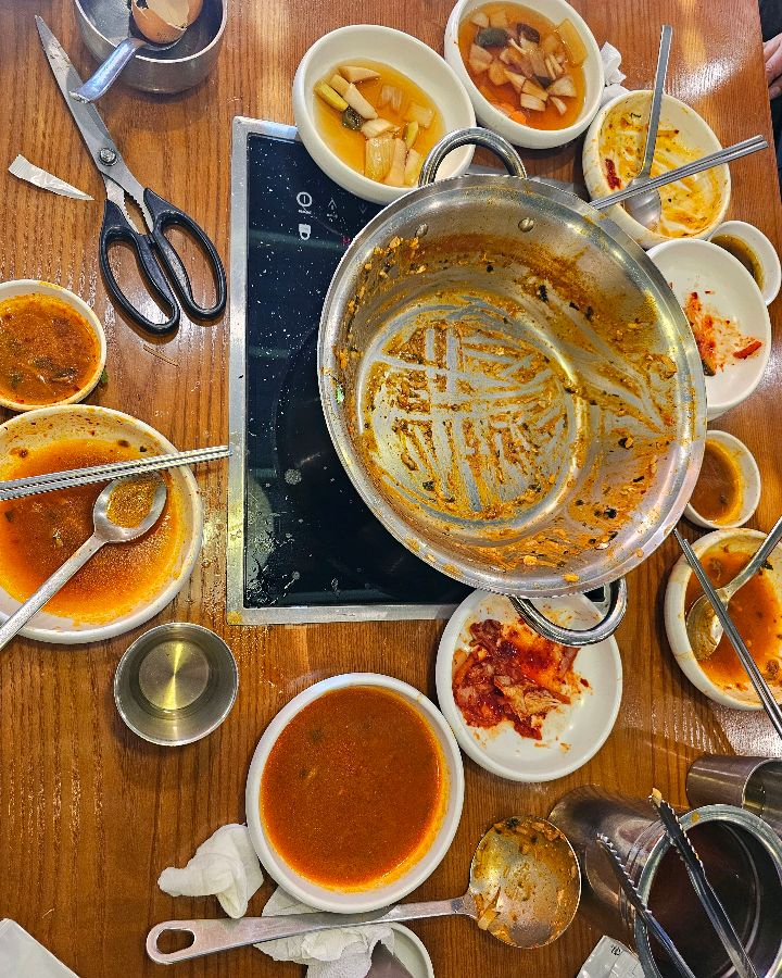 깨끗하게 비워진 냄비