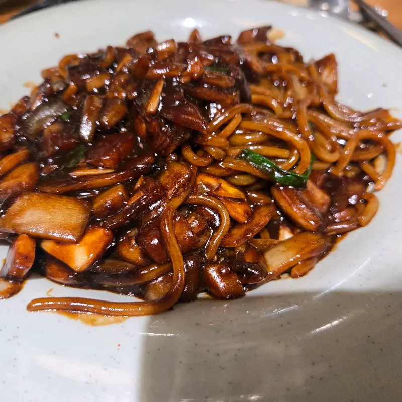 윤기가 흐르는 짜장면