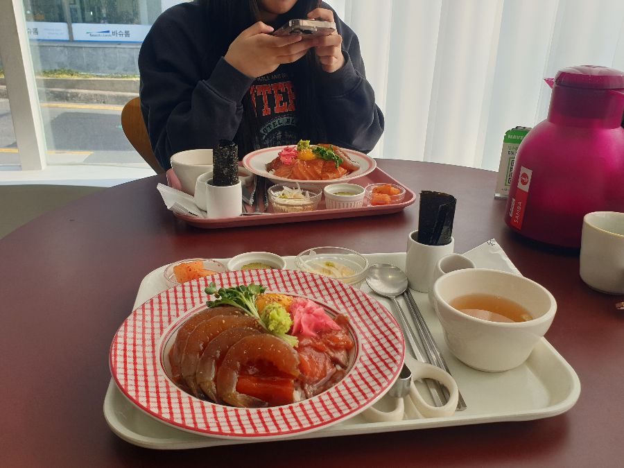 정갈하게 차려진 연어장 덮밥 한 상