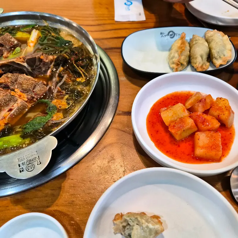 감자탕과 함께 나온 깍두기, 만두