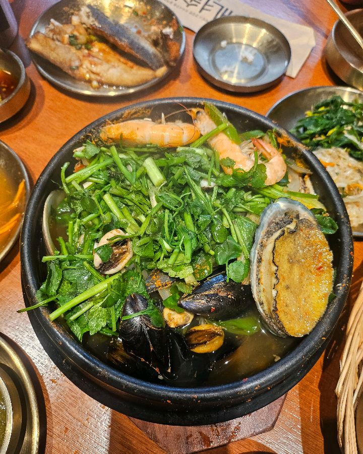 깔끔하고 고급스러운 식당 내부