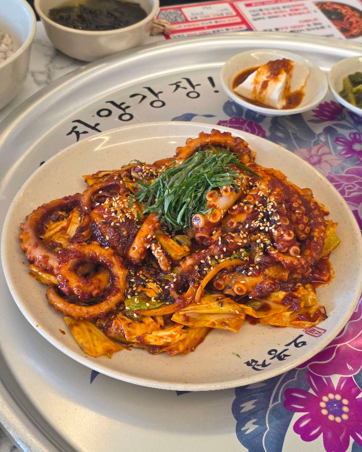 윤기가 흐르는 낙지볶음