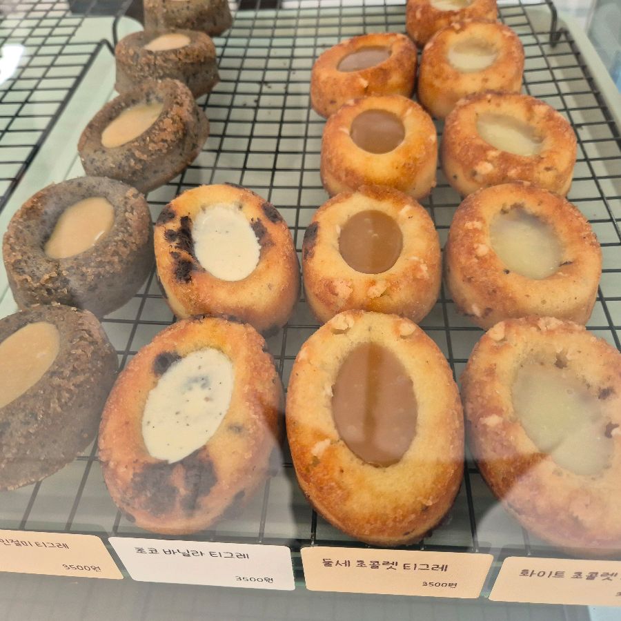 쇼케이스에 진열된 다양한 휘낭시에