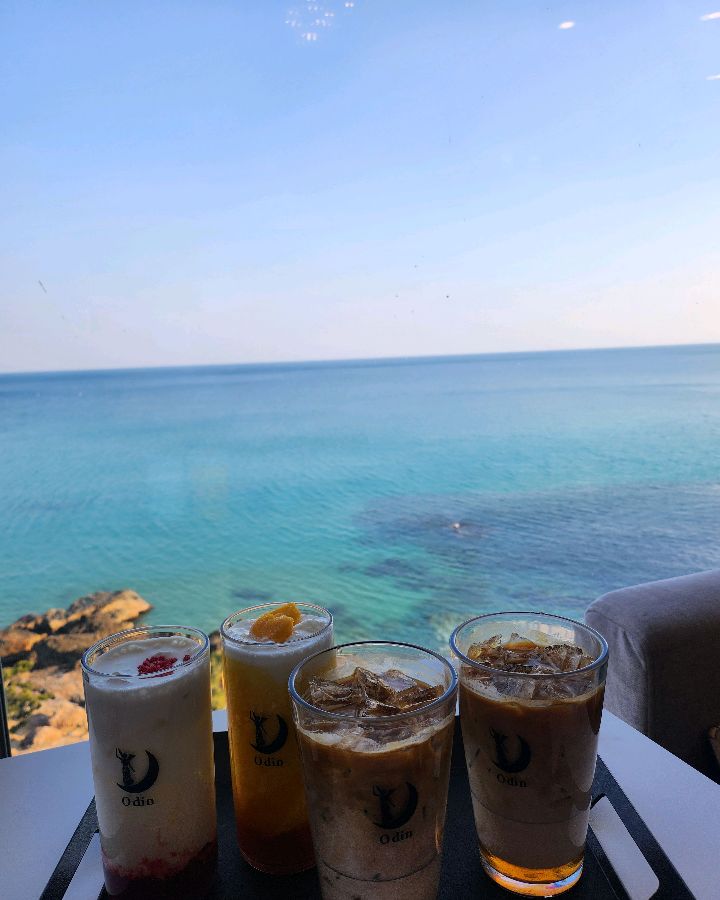 다양한 음료를 즐기는 사람들