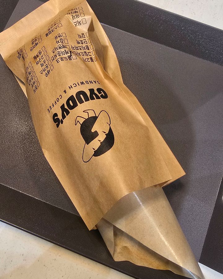 불고기 샌드위치가 담긴 포장