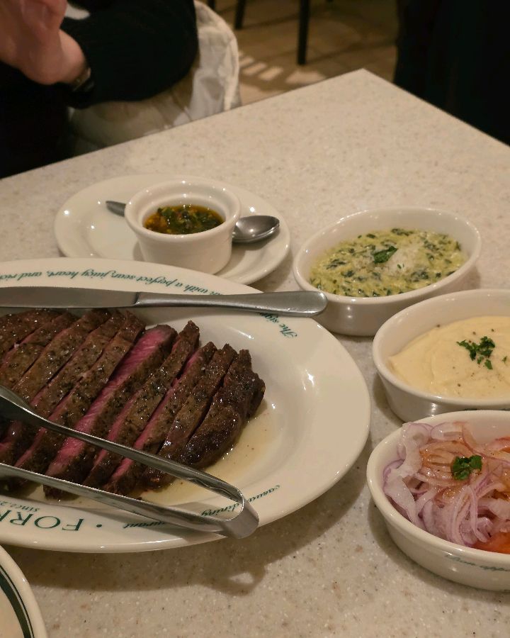 스테이크와 곁들여 나오는 소스, 양파, 매쉬드 포테이토