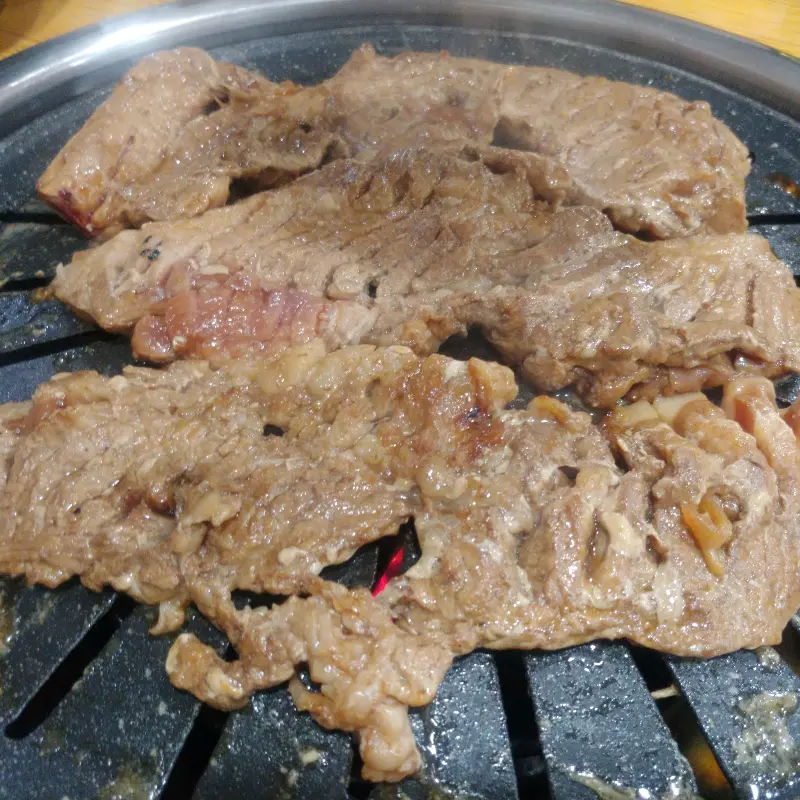 숯불 위에서 맛있게 익어가는 돼지갈비