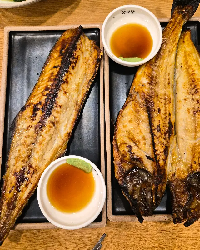 화덕에 구워진 고등어구이와 삼치구이