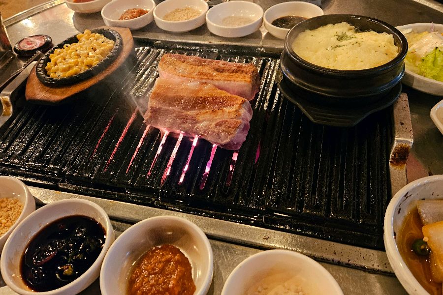 불판 위에 올려진 삼겹살과 계란찜