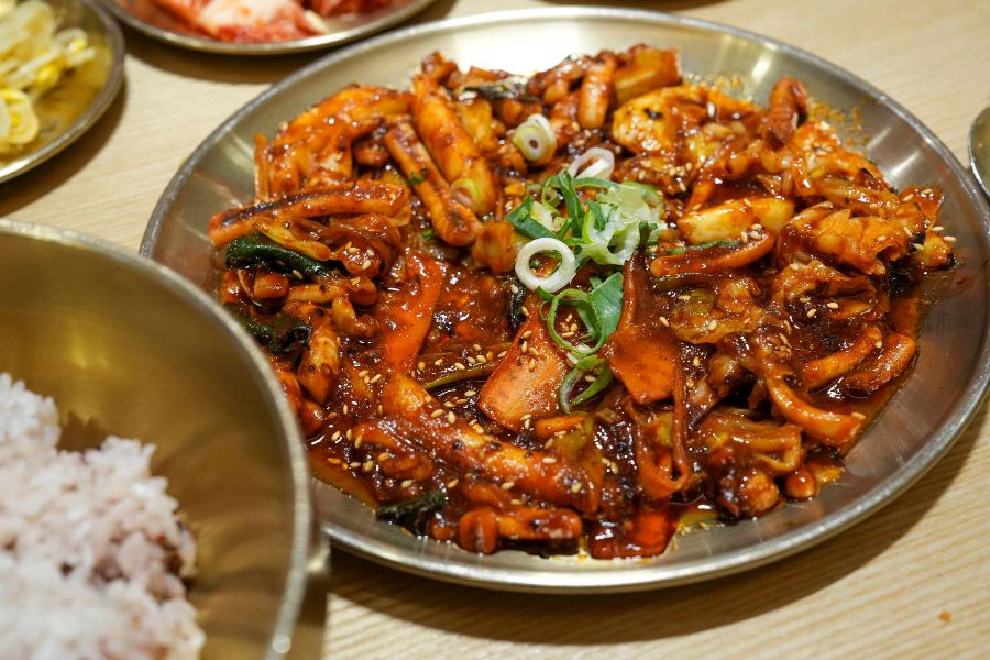 윤기가 자르르 흐르는 오징어볶음