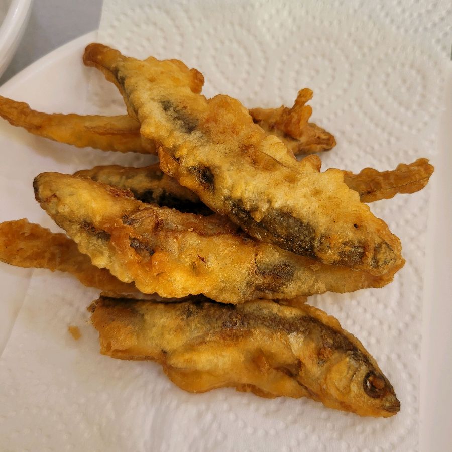 바삭하게 튀겨진 피래미 튀김