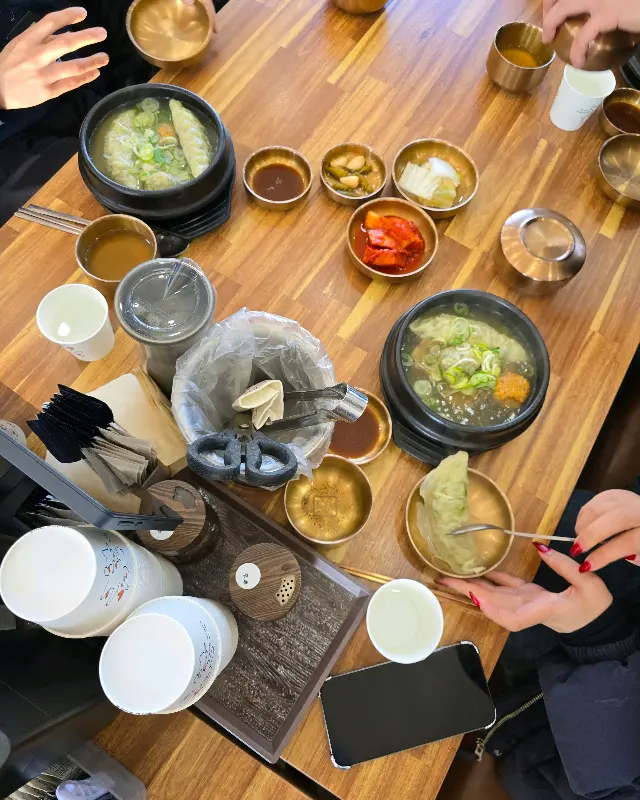 넓은 테이블 간 간격으로 편안한 식사