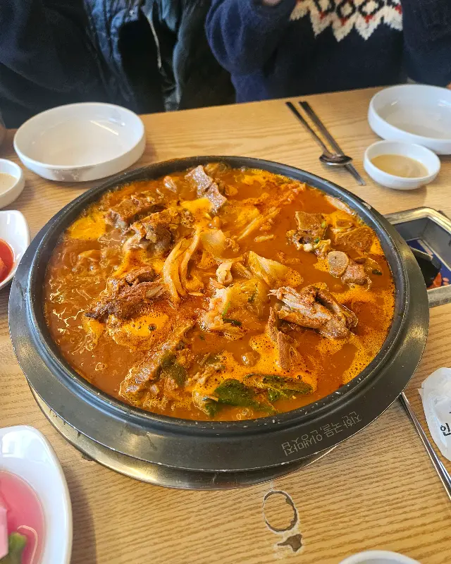 깔끔하게 정돈된 매장 내부