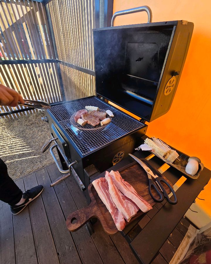 숯불 위에 구워지는 고기