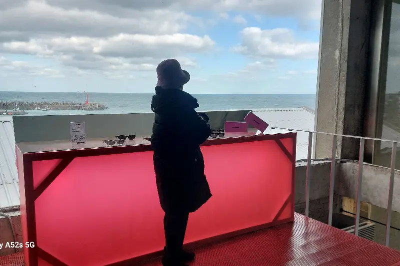 2층에서 바라본 바다 풍경