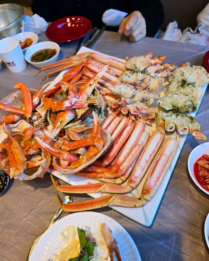 대게 먹는 모습