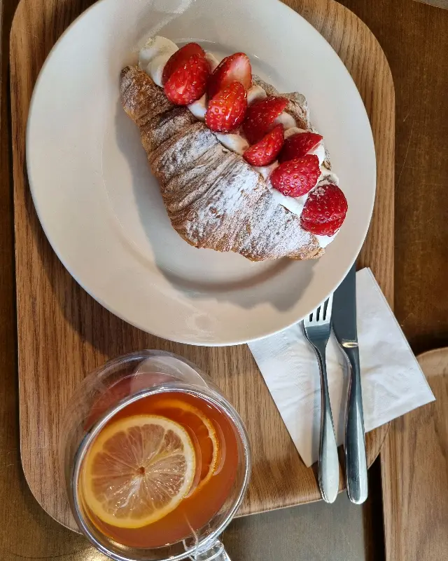 딸기 크루아상과 레몬티