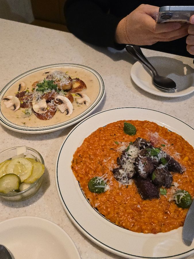 테이블 위에 놓인 리조또