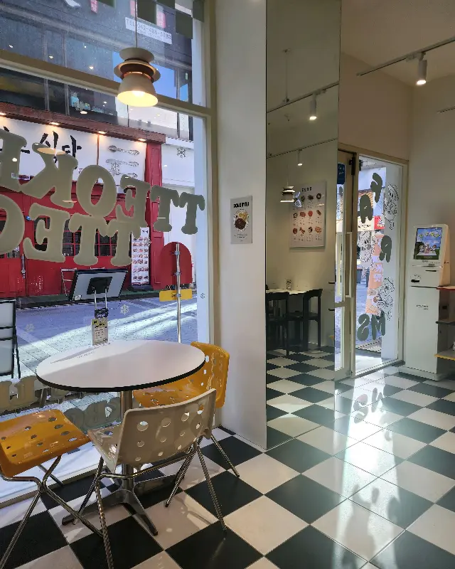 떡볶이농장 갤러리아타임월드점 내부 모습