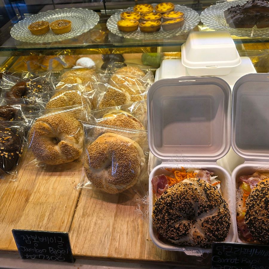 진열대 안의 다양한 빵들