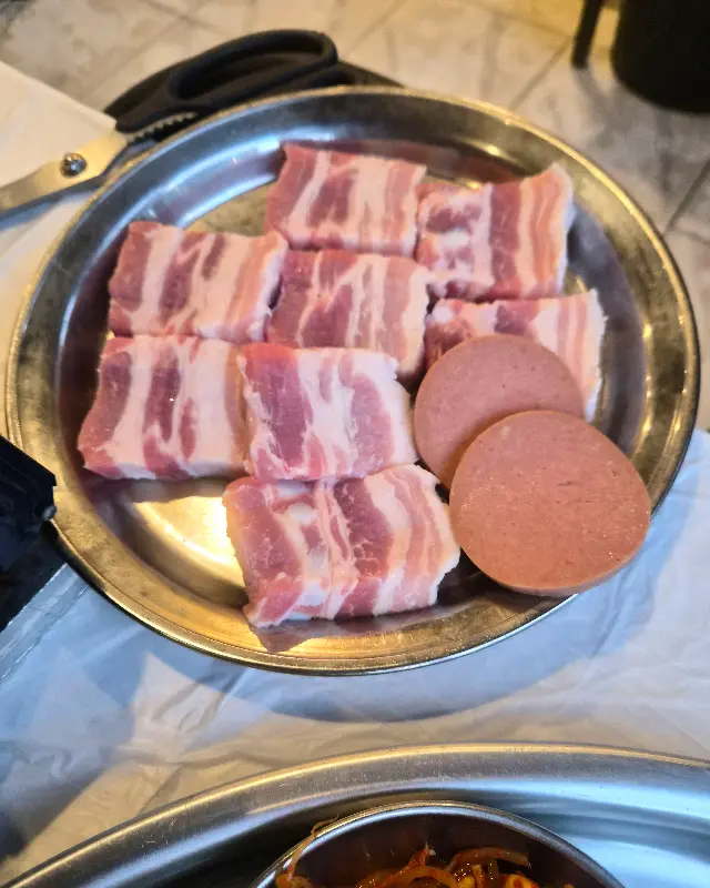 냉동 삼겹살과 햄이 담겨 나온 접사 사진