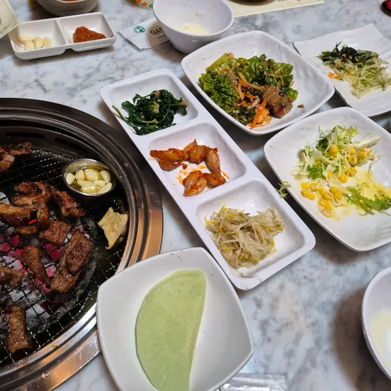 다양한 밑반찬과 갈비가 함께 차려진 모습