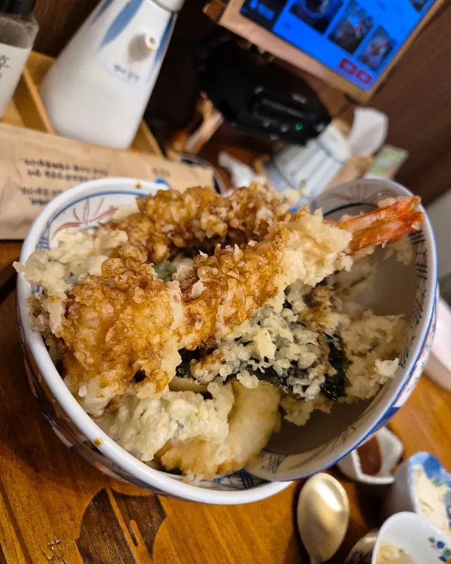 새우튀김이 듬뿍 올라간 텐동