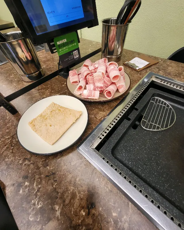 깔끔하게 정돈된 테이블 세팅