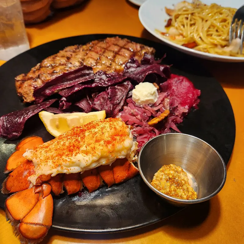 스테이크와 랍스터가 함께 담겨져 나온 접시