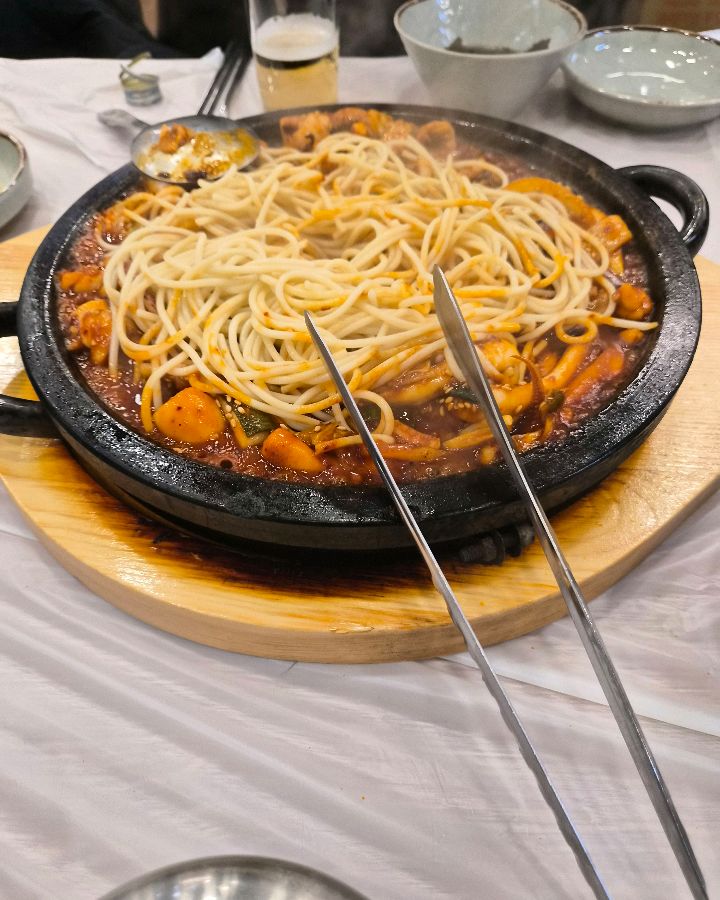 오징어볶음과 환상적인 조화를 이루는 파스타 사리