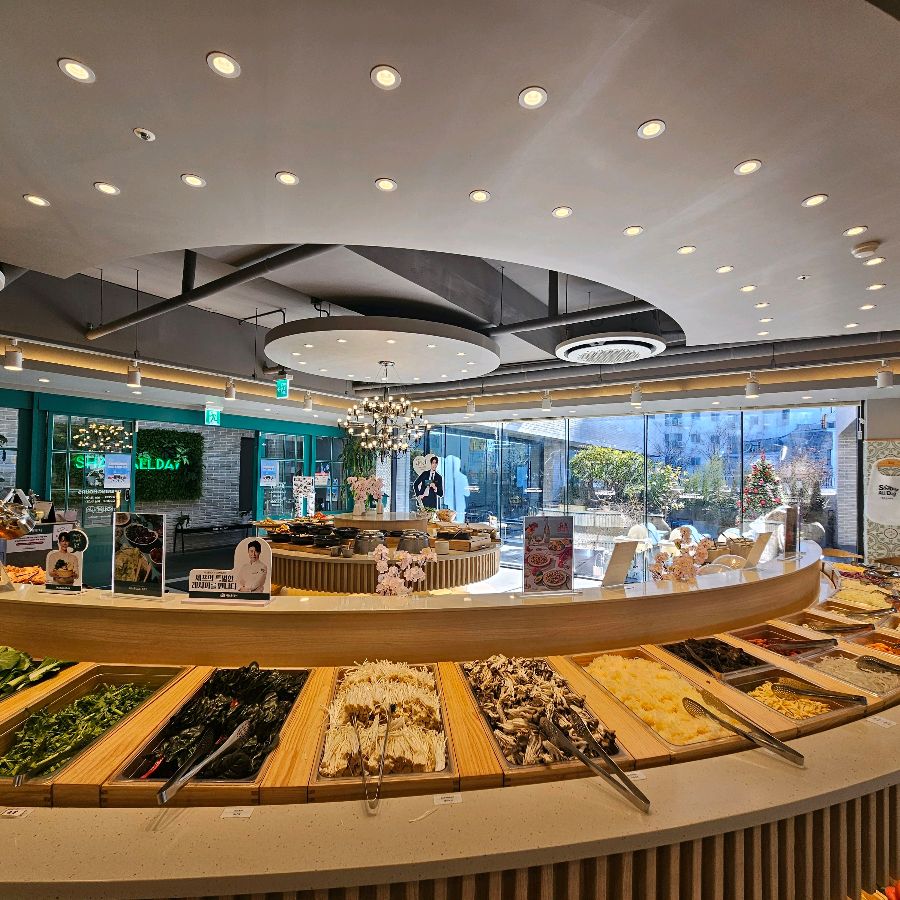 신선한 채소와 다양한 샤브샤브 재료가 가득한 샐러드바