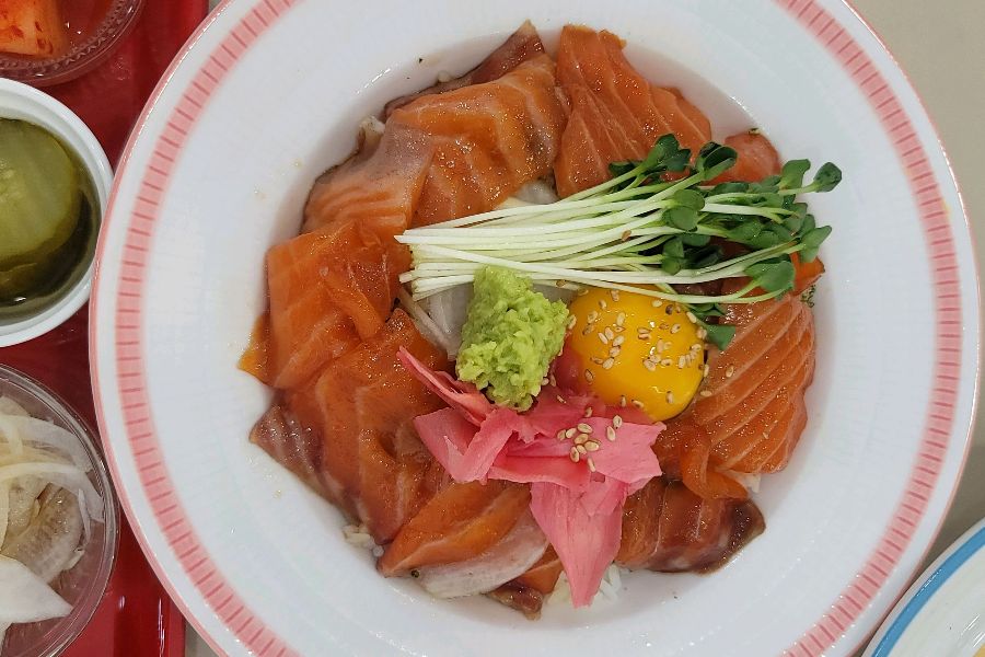 신선함이 느껴지는 연어장