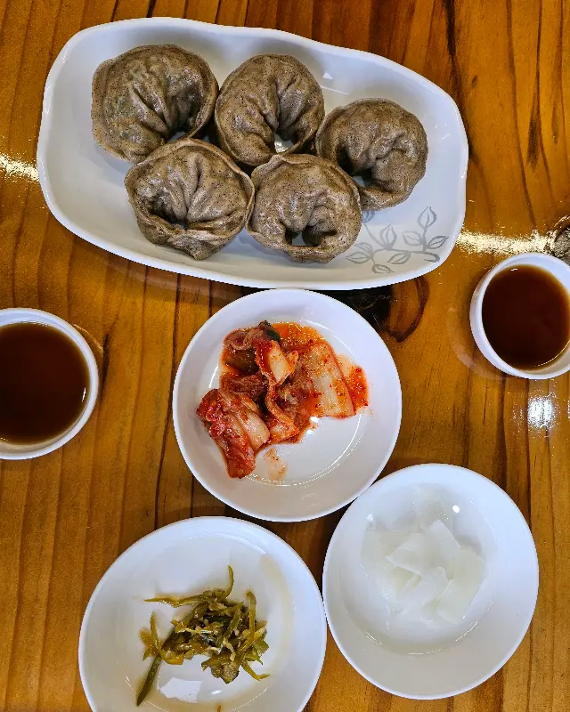 속이 꽉 찬 메밀 왕만두